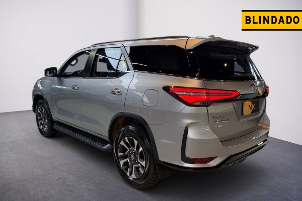 TOYOTA HILUX SW4 2.8 D-4D TURBO DIESEL SRX PLATINUM 7L 4X4 AUTOMÁTICO 2024/2024